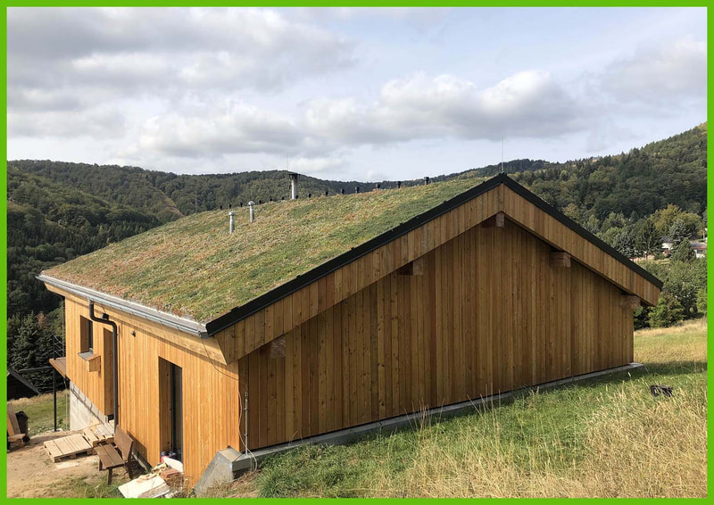 šikmá zelená střecha v krajině severních čech