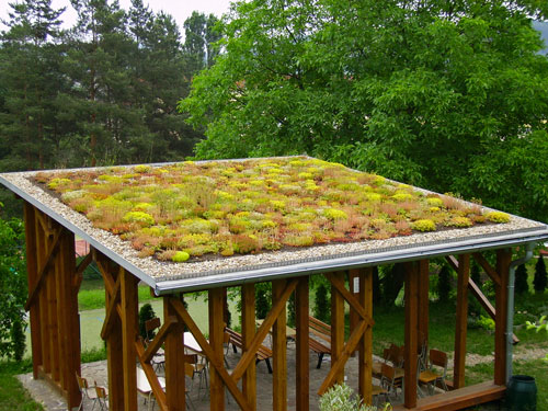 lehká konstrukce altánu se zelenou střechou